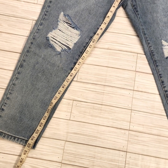 NWT Womens MISSGUIDED Riot high rise distressed mom jeans size 10S. - Picture 13 of 15